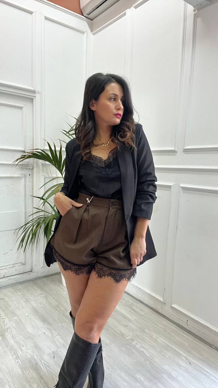 Shorts Marrone Con Pizzo