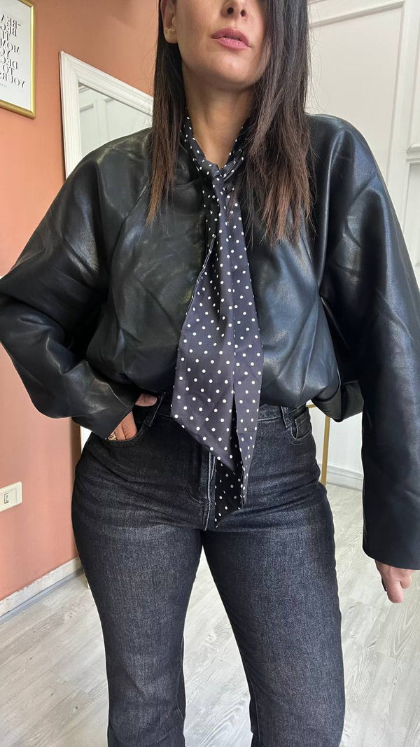 Chiodo Nero Con Foulard