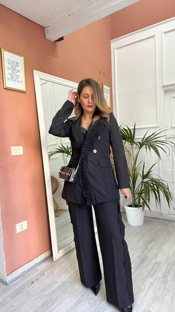 Tailleur con pizzo nero