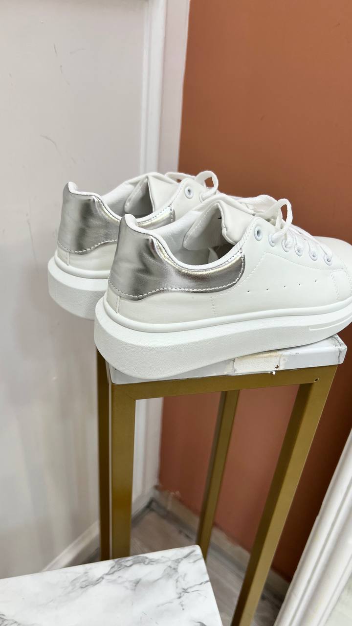 Scarpa Bianca Dettagli Argento