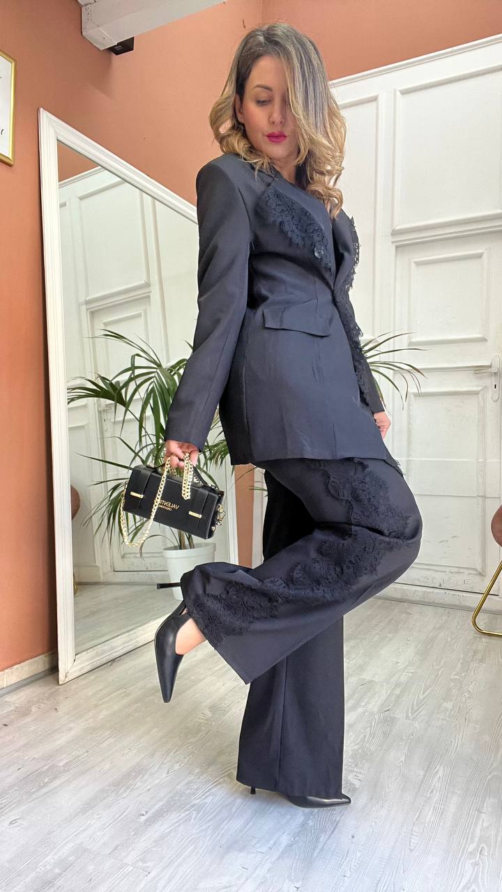 Tailleur con pizzo nero