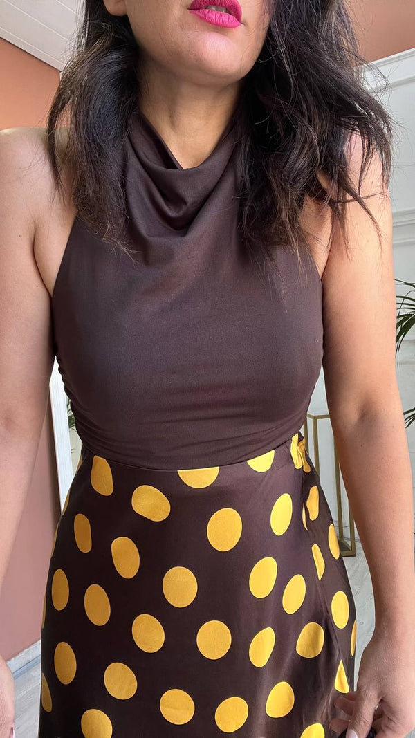 Top Marrone Con Dettagli Sul Retro