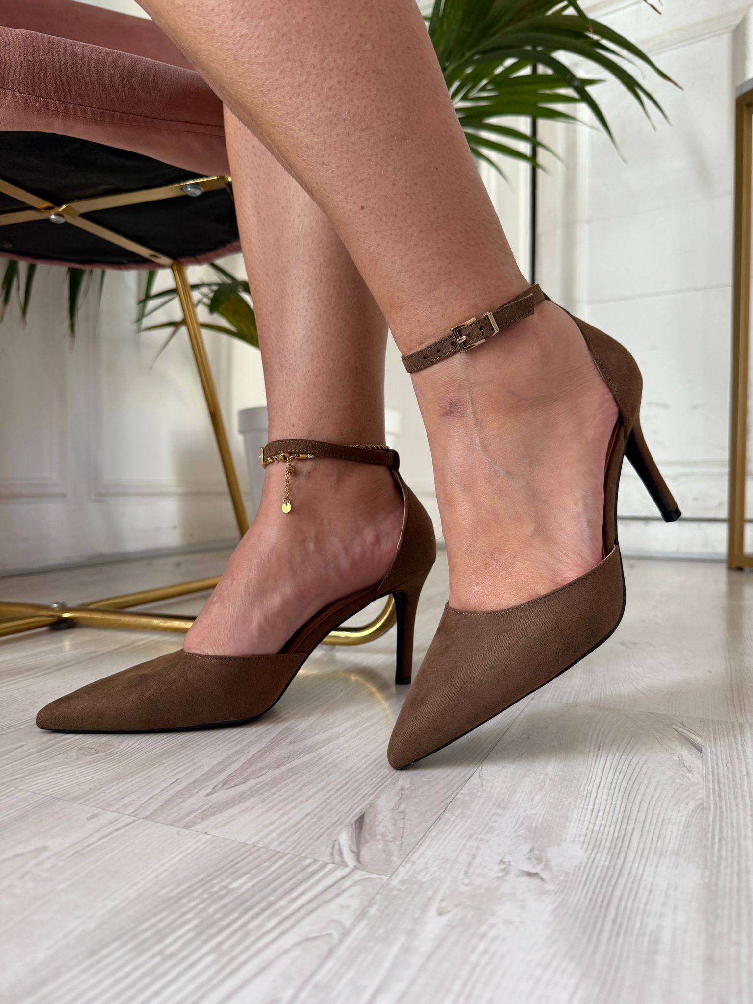 Decollete' Marrone In Camoscio