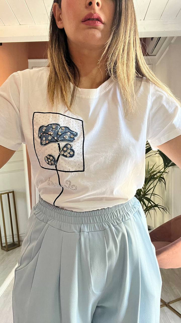 Shirt Bianca Con Fiore Celeste